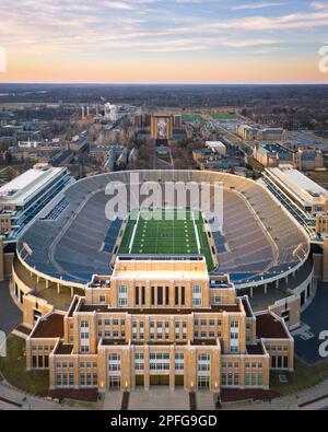 Célèbre stade notre Dame au coucher du soleil lors d'une belle journée à South Bend, Indiana Banque D'Images