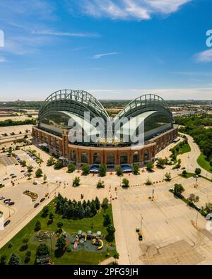 Vue aérienne de Miller Park, stade de l'équipe de baseball des Milwaukee Brewers. Maintenant appelé American Family Field Banque D'Images