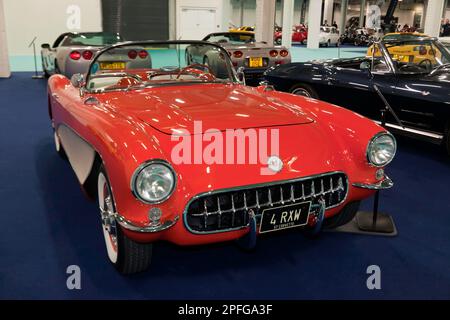 Vue des trois quarts avant d'un cabriolet Corvette C1 rouge 1957 de Chevrolet, exposé au salon des voitures classiques de Londres 2023 Banque D'Images