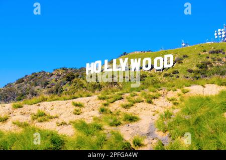 LOS ANGELES, CALIFORNIE - 01 FÉVRIER 2023 : le célèbre panneau Hollywood est haut sur une colline Banque D'Images