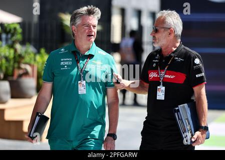 Djeddah, Arabie Saoudite. 17th mars 2023. (De gauche à droite) : Andy Stevenson (GBR) Aston Martin F1 Chef d'équipe avec Beat Zehnder (SUI) Alfa Romeo F1 Directeur sportif. Championnat du monde de Formule 1, Rd 2, Grand Prix d'Arabie Saoudite, vendredi 17th mars 2023. Djeddah, Arabie Saoudite. Crédit : James Moy/Alay Live News Banque D'Images