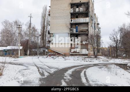 Explosion d'un immeuble endommagé vu à Stary Saltiv, dans la région de Kharkiv. Conséquences de la guerre d'agression de la Fédération de Russie dans la région de Kharkiv en Ukraine. Maisons, ponts, lignes électriques détruits. Après la déoccupation, la vie est reconstruite et les Ukrainiens reconstruisent activement ce qui peut être reconstruit. Banque D'Images