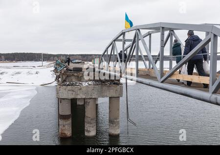 Traversée piétonne temporairement restaurée au-dessus du pont détruit traversant la rivière Siverskyi Donets à Stari Saltiv, dans la région de Kharkiv. Conséquences de la guerre d'agression de la Fédération de Russie dans la région de Kharkiv en Ukraine. Maisons, ponts, lignes électriques détruits. Après la déoccupation, la vie est reconstruite et les Ukrainiens reconstruisent activement ce qui peut être reconstruit. (Photo de Mykhaylo Palinchak / SOPA Images/Sipa USA) Banque D'Images