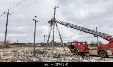 Une équipe d'électriciens travaille à la restauration d'une ligne électrique dans la région de Kharkiv. Conséquences de la guerre d'agression de la Fédération de Russie dans la région de Kharkiv en Ukraine. Maisons, ponts, lignes électriques détruits. Après la déoccupation, la vie est reconstruite et les Ukrainiens reconstruisent activement ce qui peut être reconstruit. (Photo de Mykhaylo Palinchak / SOPA Images/Sipa USA) Banque D'Images