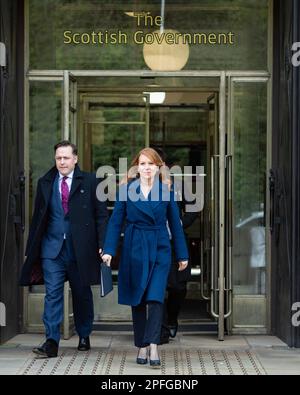 Édimbourg, Écosse, Royaume-Uni. 17 mars 2023.PHOTO: Le MSP de frêne Regan a vu quitter la maison de St Andrews à Édimbourg après sa rencontre avec le secrétaire permanent du gouvernement écossais. Ash Regan se présente à la direction du Parti national écossais (SNP) et qui sera le vainqueur, deviendra également le prochain Premier ministre écossais. Credit: Colin D Fisher/CDFIMAGES.COM Ash Regan rencontre le secrétaire permanent Ash Regan a rencontré aujourd'hui le secrétaire permanent du gouvernement écossais, John-Paul Marks, pour établir ses positions politiques pour une administration dirigée par Regan. Ash Regan a déclaré : « C’était un plaisir de se rencontrer Banque D'Images