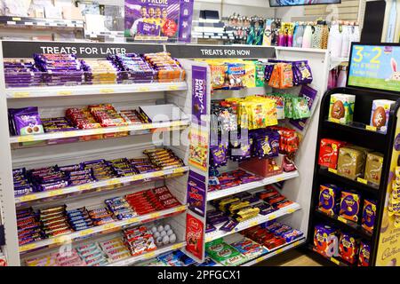 Bonbons sur les étagères du magasin Banque D'Images