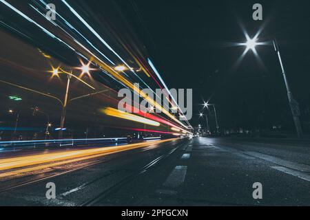 rue de la ville la nuit avec des sentiers de signalisation pour véhicules Banque D'Images