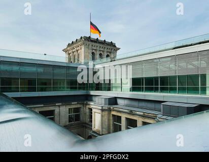 Berlin, Allemagne. 17th mars 2023. Le drapeau allemand du Bundestag allemand est hissé en Berne à Berlin à l'occasion de la mort d'Antje Vollmer, ancien vice-président du Bundestag allemand. 03/17/2023. Credit: dpa/Alay Live News Banque D'Images