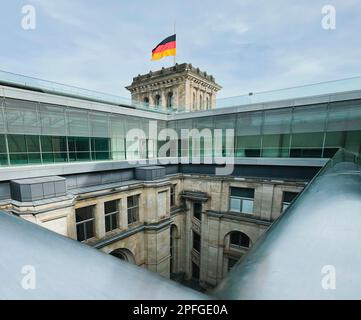Berlin, Allemagne. 17th mars 2023. Le drapeau allemand du Bundestag allemand est hissé en Berne à Berlin à l'occasion de la mort d'Antje Vollmer, ancien vice-président du Bundestag allemand. 03/17/2023. Credit: dpa/Alay Live News Banque D'Images