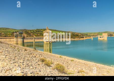 Le barrage de Sidi Salem, un impressionnant système de gestion de l'eau à Beja, en Tunisie. Afrique du Nord Banque D'Images