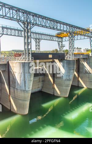 Le barrage de Sidi Salem, un impressionnant système de gestion de l'eau à Beja, en Tunisie. Afrique du Nord Banque D'Images