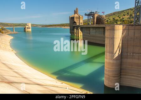 Le barrage de Sidi Salem, un impressionnant système de gestion de l'eau à Beja, en Tunisie. Afrique du Nord Banque D'Images