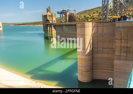 Le barrage de Sidi Salem, un impressionnant système de gestion de l'eau à Beja, en Tunisie. Afrique du Nord Banque D'Images