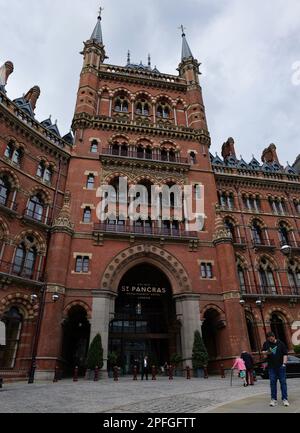 Londres - 05 07 2022 : façade de l'hôtel St Pancras sur Euston Rd Banque D'Images