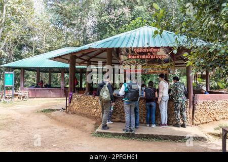 MAE HONG SON, THAÏLANDE, 10 mars 2023: Le centre d'information à Tham Nam Lod où les visiteurs cherchent des informations et des orientations dans le cadre historique Banque D'Images