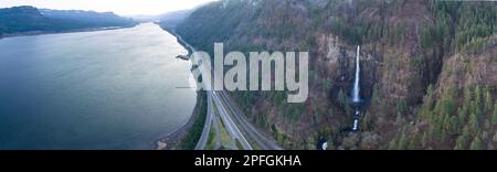 Les magnifiques chutes de Multnomah, de plus de 600 mètres de haut, sont situées du côté de l'Oregon de la gorge du fleuve Columbia, à environ 30 miles à l'est de Portland. Banque D'Images