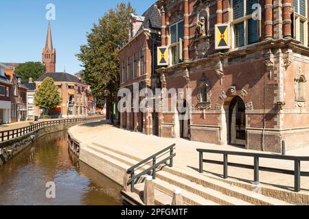 Paysage urbain de la pittoresque ville de Bolsward dans la province de Frise aux pays-Bas. Banque D'Images