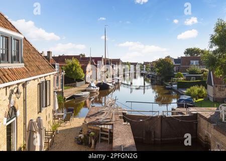 Vue sur la belle ville pittoresque de Hindeloopen en Frise. Banque D'Images