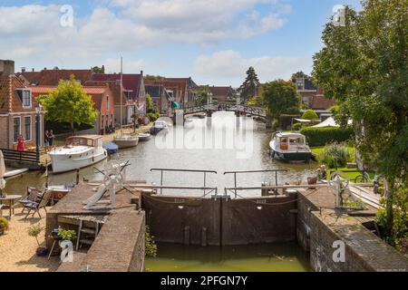 Vue sur la ville pittoresque de Hindeloopen en Frise. Banque D'Images