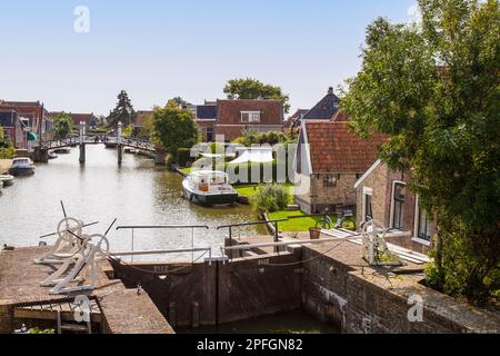 Écluse et pont-levis dans la pittoresque ville hollandaise de Hindeloopen en Frise. Banque D'Images