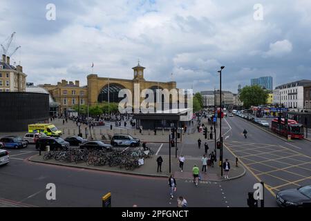 Londres - 05 07 2022 : façade de la gare de King's Cross avec tour de éclusage de King's Cross sur Euston Rd Banque D'Images