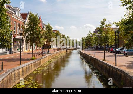 Canal dans le centre de la ville néerlandaise de Leeuwarden en Frise. Banque D'Images