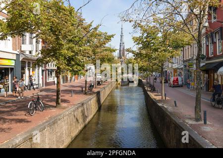 Canal dans le centre de Leeuwarden dans le nord des pays-Bas. Banque D'Images