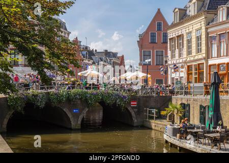 Vie urbaine dans le centre de Leeuwarden dans le nord des pays-Bas. Banque D'Images