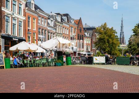 Vie urbaine dans le centre de Leeuwarden dans le nord des pays-Bas. Banque D'Images