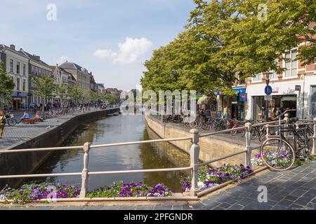 Canal de ville dans le centre de la ville de Leeuwarden en Frise. Banque D'Images