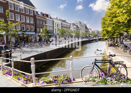 Vie urbaine dans le centre de Leeuwarden dans le nord des pays-Bas. Banque D'Images