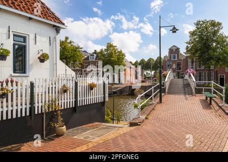 Vue sur le centre de la pittoresque ville hollandaise de Dokkum en Frise. Banque D'Images