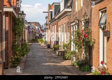 Rue étroite dans le centre du village pittoresque de Woudsen dans la province de Frise aux pays-Bas. Banque D'Images