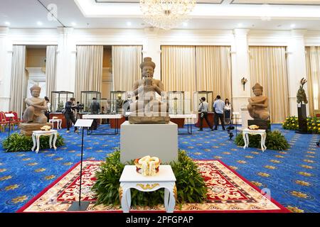 Phnom Penh, Cambodge. 17th mars 2023. Des statues khmères anciennes sont exposées au Palais de la paix de Phnom Penh, Cambodge, 17 mars 2023. Vendredi, le Cambodge a célébré le retour de centaines d'antiquités khmères plées et de bijoux anciens à la nation d'Asie du Sud-est de l'étranger. Crédit : Ly Lay/Xinhua/Alay Live News Banque D'Images