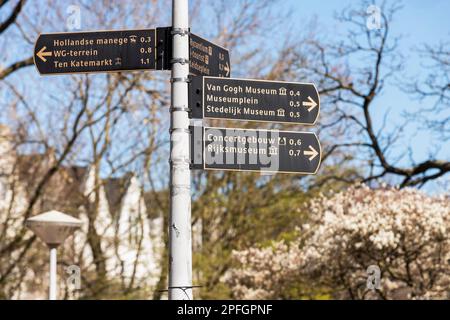 Signalisation touristique vers diverses destinations dans le centre d'Amsterdam. Banque D'Images