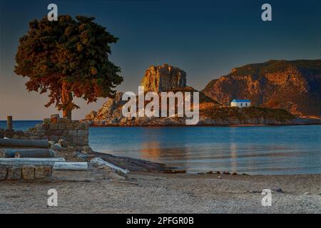 Lever de soleil sur l'île de Kastri, située dans la baie de Kefalos en Grèce Banque D'Images