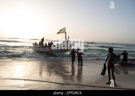 Les pêcheurs africains déchargent les prises de poissons de la journée. Port de Peche, célèbre marché aux poissons de Nouakchott, plage des pêcheurs. Mauritanie. Banque D'Images