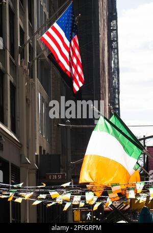 Le John Doe, pub irlandais sur la cinquième avenue décoré de drapeaux irlandais pour la St. Patrick's Day Celebrations, 2023, New York City, États-Unis Banque D'Images