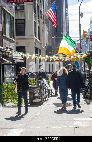 Le John Doe, pub irlandais sur la cinquième avenue décoré de drapeaux irlandais pour la St. Patrick's Day Celebrations, 2023, New York City, États-Unis Banque D'Images