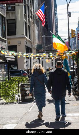 Le John Doe, pub irlandais sur la cinquième avenue décoré de drapeaux irlandais pour la St. Patrick's Day Celebrations, 2023, New York City, États-Unis Banque D'Images