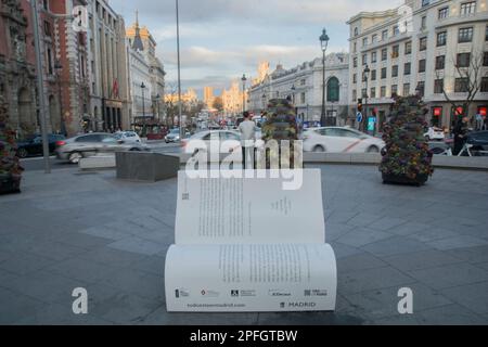 Madrid, Madrid, Espagne. 16th mars 2023. Des livres comme Fortunata et Jacinta, par GaldÃ³s; Harry Potter par J.K. Rowling o Todo Arde, de Juan GÃ³mez Jurado, a pris la forme de bancs situés dans 'des endroits stratégiques dans la ville' pour se reposer et lire dans le cadre de la campagne du Conseil municipal de Madrid en collaboration avec la maison d'édition de Penguin Random House 'dit down reading- sit down to read'. Les deux se joignent à cette initiative en tant qu'agents culturels qui fournissent la lecture, dans le but de stimuler l'activité des bibliothèques municipales et des librairies dans la ville, en particulier les petits locaux et spécialisés. Utilisation de Banque D'Images