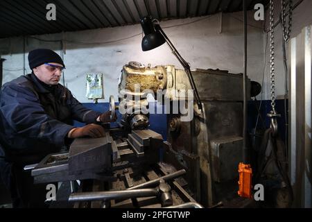 Non exclusif: KHARKIV, UKRAINE - 16 MARS 2023 - un employé est vu au travail au Centre de Printemps d'Ukraine, Kharkiv, dans le nord-est de l'Ukraine. Banque D'Images