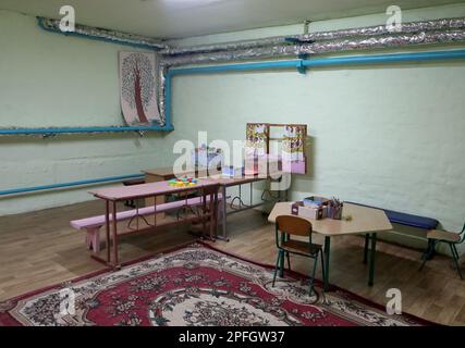 Non exclusif: CHYHYRYN, UKRAINE - 15 MARS 2023 - des bureaux sont vus sur le mur dans le refuge à la bombe mis en place par les étudiants et les enseignants de Chyhyryn Lyc Banque D'Images