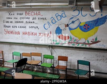 Non exclusif: CHYHYRYN, UKRAINE - 15 MARS 2023 - Un verset de Max Barskih' chanson 'Laissez-le être le Printemps' et un dessin patriotique sont vus sur le mur à l'intérieur Banque D'Images