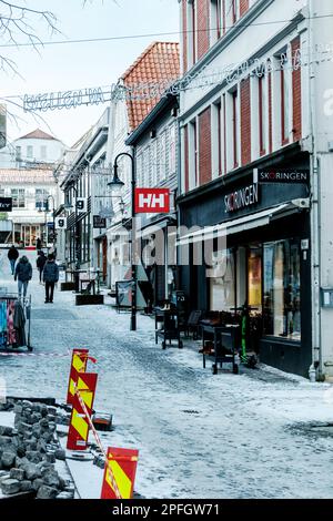 Stavanger, Norvège, 10 mars 2023, les gens qui se promener dans la vieille ville historique traditionnelle de Stavanger Shopping ou Sightseeing Banque D'Images