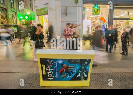 Madrid, Madrid, Espagne. 16th mars 2023. Des livres comme Fortunata et Jacinta, par GaldÃ³s; Harry Potter par J.K. Rowling o Todo Arde, de Juan GÃ³mez Jurado, a pris la forme de bancs situés dans 'des endroits stratégiques dans la ville' pour se reposer et lire dans le cadre de la campagne du Conseil municipal de Madrid en collaboration avec la maison d'édition de Penguin Random House 'dit down reading- sit down to read'. Les deux se joignent à cette initiative en tant qu'agents culturels qui fournissent la lecture, dans le but de stimuler l'activité des bibliothèques municipales et des librairies dans la ville, en particulier les petits locaux et spécialisés. Utilisation de Banque D'Images