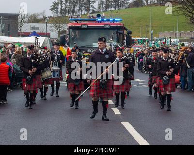 Vendredi 17 mars 2023 Bantry West Cork, Irlande; Bantry a tenu sa St. Défilé de la fête de Patrick aujourd’hui. Plus de 20 flotteurs provenant d'écoles, de clubs et d'entreprises locales ont participé avec Hazel Vickery en tant que Grand Marshall et dirigé par Ballingeary Pipe Band. Il s'agit de la parade de 2nd qui aura lieu depuis la pandémie Covid de 19. Plus de 200 personnes se sont tournées vers le défilé de Gearoid O’Leary. Ballingeary Pipe Band à la tête de la parade Credit ED/Alay Live News. Banque D'Images