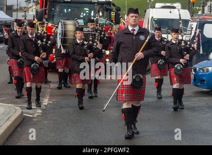 Vendredi 17 mars 2023 Bantry West Cork, Irlande; Bantry a tenu sa St. Défilé de la fête de Patrick aujourd’hui. Plus de 20 flotteurs provenant d'écoles, de clubs et d'entreprises locales ont participé avec Hazel Vickery en tant que Grand Marshall et dirigé par Ballingeary Pipe Band. Il s'agit de la parade de 2nd qui aura lieu depuis la pandémie Covid de 19. Plus de 200 personnes se sont tournées vers le défilé de Gearoid O’Leary. Ballingeary Pipe Band à la tête de la parade Credit ED/Alay Live News. Banque D'Images