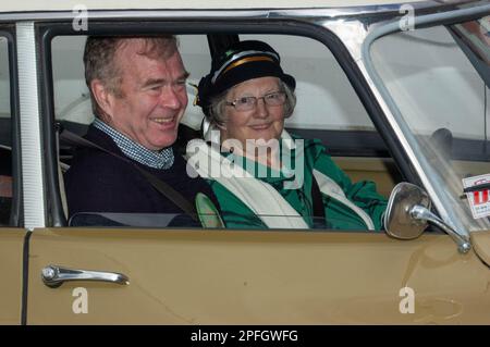 Vendredi 17 mars 2023 Bantry West Cork, Irlande; Bantry a tenu sa St. Défilé de la fête de Patrick aujourd’hui. Plus de 20 flotteurs provenant d'écoles, de clubs et d'entreprises locales ont participé avec Hazel Vickery en tant que Grand Marshall et dirigé par Ballingeary Pipe Band. Il s'agit de la parade de 2nd qui aura lieu depuis la pandémie Covid de 19. Plus de 200 personnes se sont tournées vers le défilé de Gearoid O’Leary. Grand Marshell pour la journée, Hazel Vickery a apprécié les festivités Credit ED/Alay Live News. Banque D'Images