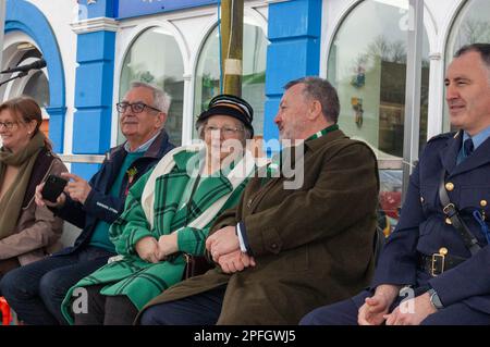 Vendredi 17 mars 2023 Bantry West Cork, Irlande; Bantry a tenu sa St. Défilé de la fête de Patrick aujourd’hui. Plus de 20 flotteurs provenant d'écoles, de clubs et d'entreprises locales ont participé avec Hazel Vickery en tant que Grand Marshall et dirigé par Ballingeary Pipe Band. Il s'agit de la parade de 2nd qui aura lieu depuis la pandémie Covid de 19. Plus de 200 personnes se sont tournées vers le défilé de Gearoid O’Leary. Hazel Vickery avec Denis O'Donovan sur le stand de visionnement. Credit ED/Alamy Live News. Banque D'Images